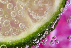 10 beneficios que tiene beber un vaso de agua con limón al despertar