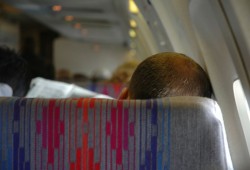 5 trucos que te ayudarán a dormir como un bebé en el avión